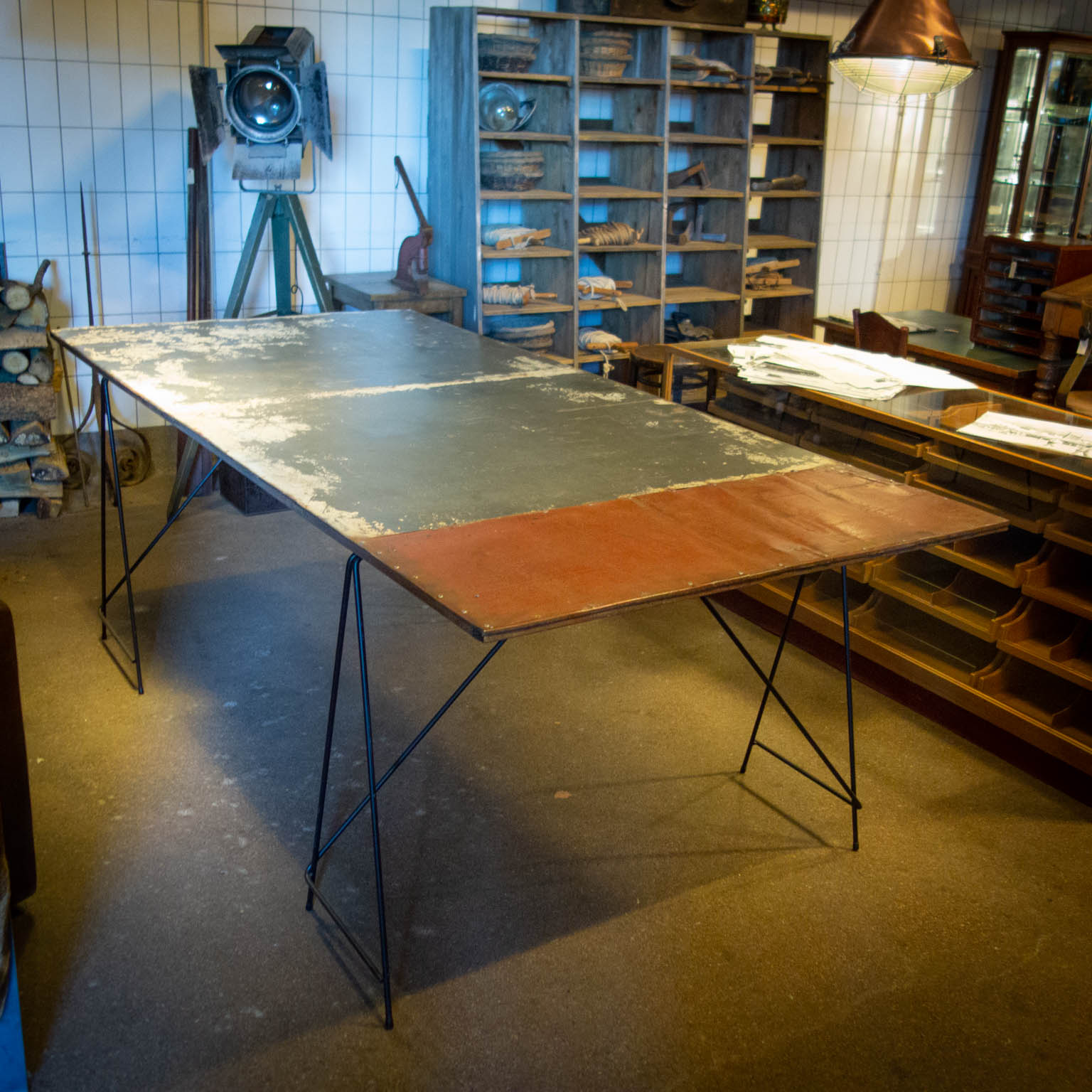 abces koffer afstuderen Grote industriële tafel van Frits Jeuris - Oude brouwerij deur -  Assortiment - Vivre Interieur Authentique