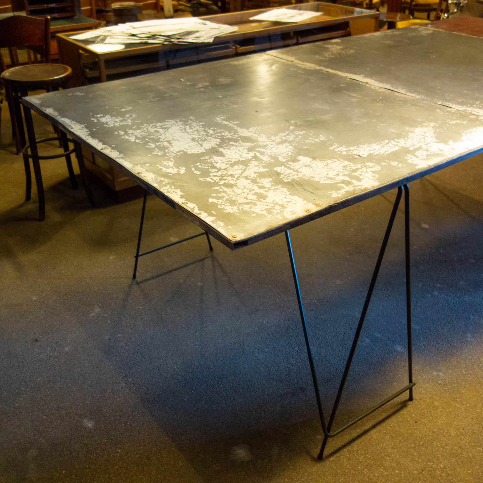 ginder modus beddengoed Grote industriële tafel van Frits Jeuris - Oude brouwerij deur -  Assortiment - Vivre Interieur Authentique